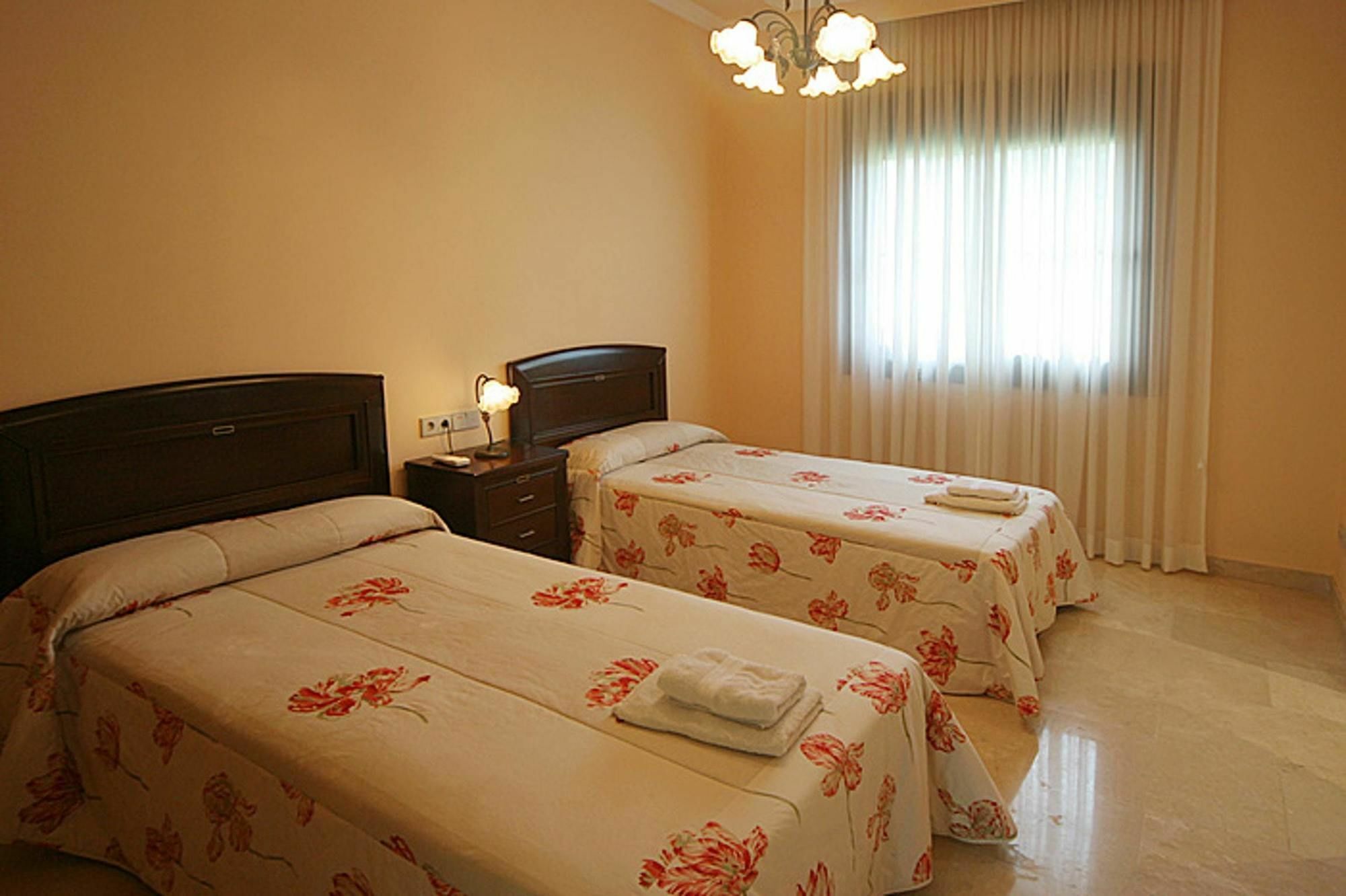 Villa With 4 Bedrooms In Las Lagunas De Mijas, With Wonderful Mountain ภายนอก รูปภาพ